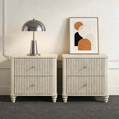 Table de chevet cannelée 21,65 po avec 3 tiroirs Kernie