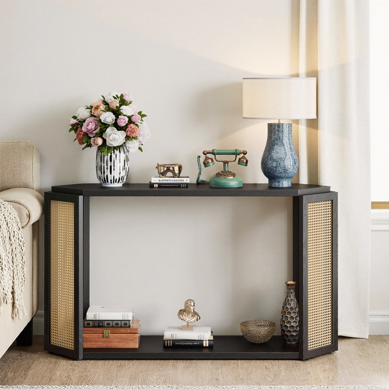Console de 50 po pour entrée étroite avec plateau en flèche, décor en rotin noir et tablette ouverte pour le couloir et le salon