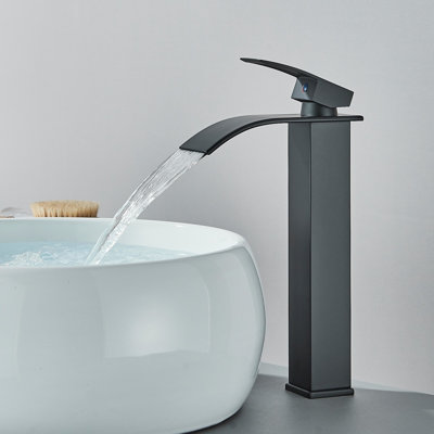Robinet de lavabo à vasque Mosson haut, noir mat, style cascade, avec poignée unique et bonde escamotable.