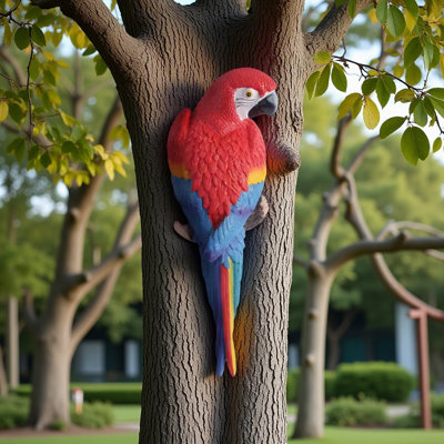 Statue de perroquet rouge vibrant