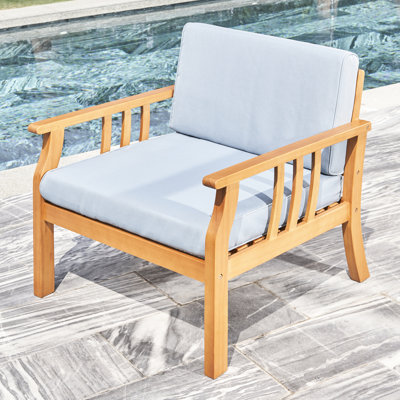 Chaise d'extérieur en bois massif miel et eucalyptus avec coussin décoratif
