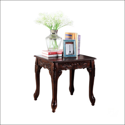 Table de bout traditionnelle en bois avec finition cerisier foncé avec pattes détaillées et placage brun élégant