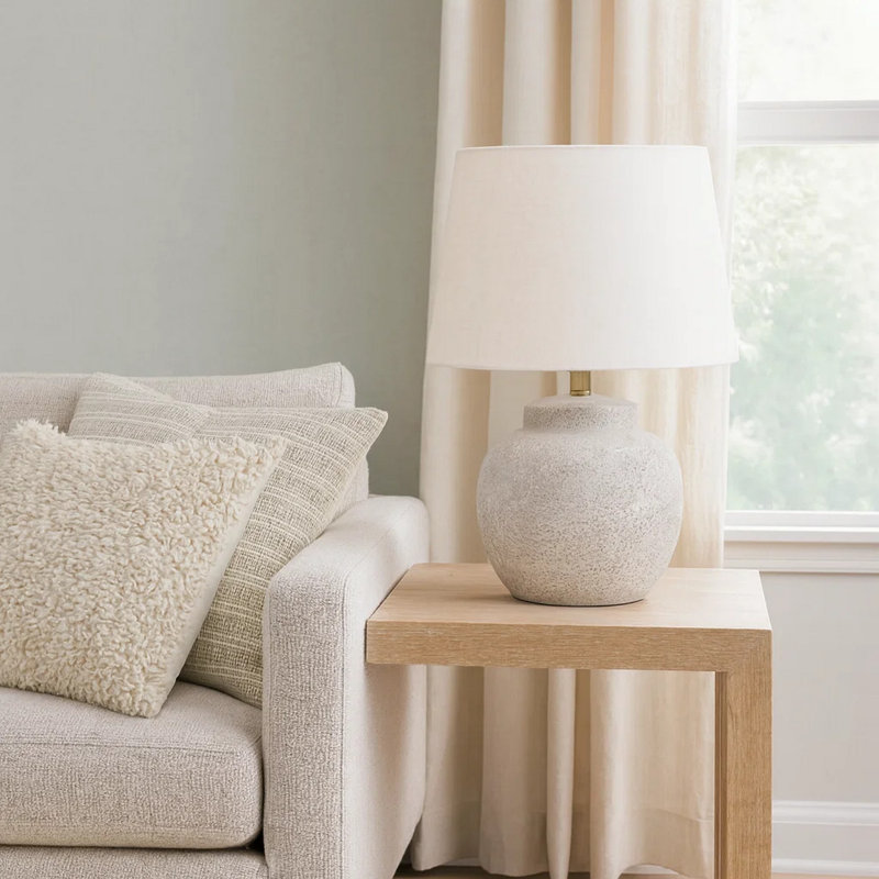 Lampe de table, abat-jour empire en lin ivoire, corps en urne crème classique, 22 po