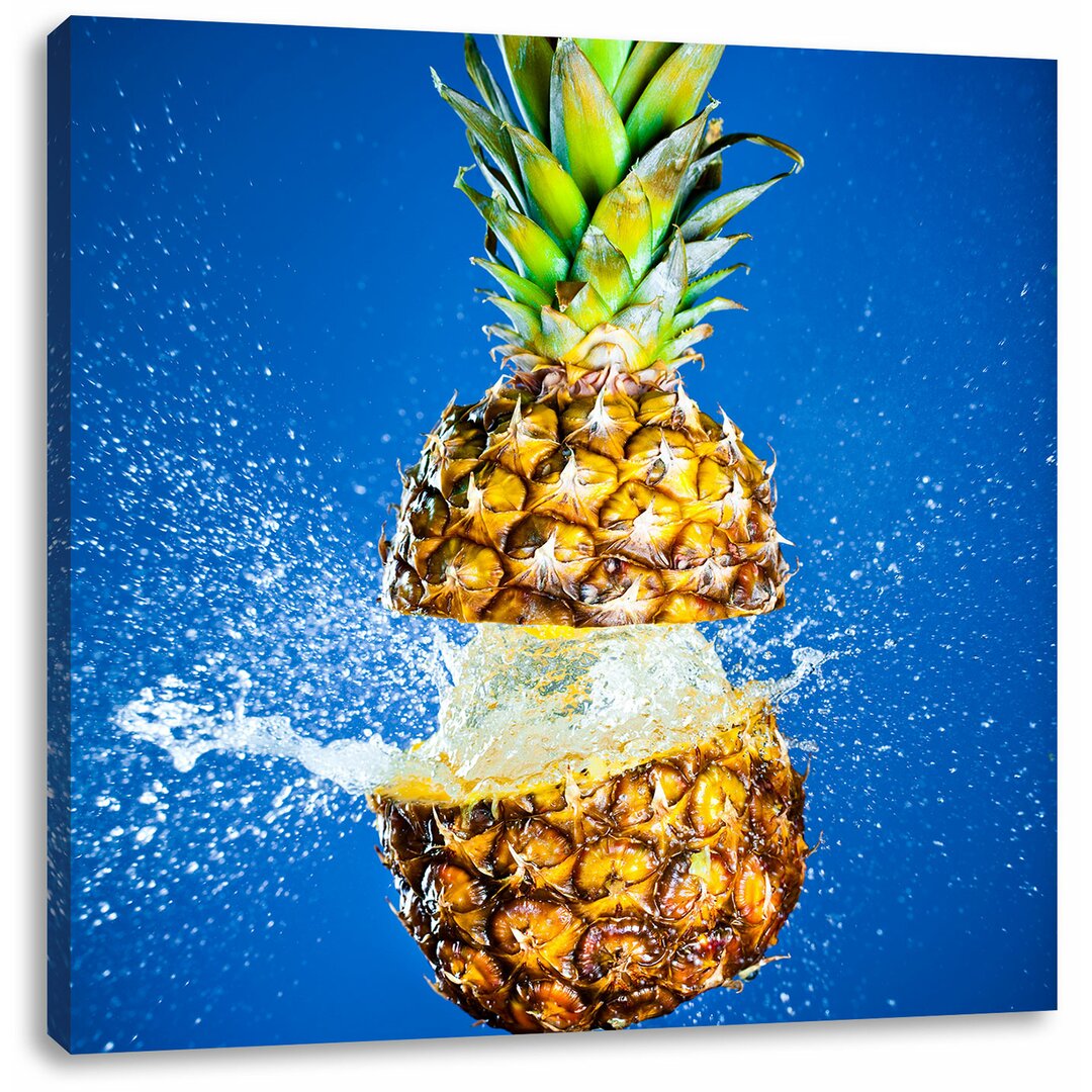 Leinwandbild Ananas mit Wasser bespritzt