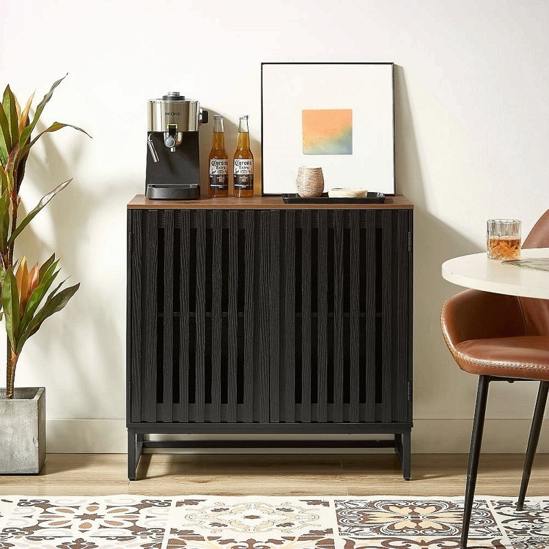 Armoire avec porte grillagée à lattes rayées, armoire de style moderne, panneau de fibres à densité moyenne de haute qualité et pieds en métal