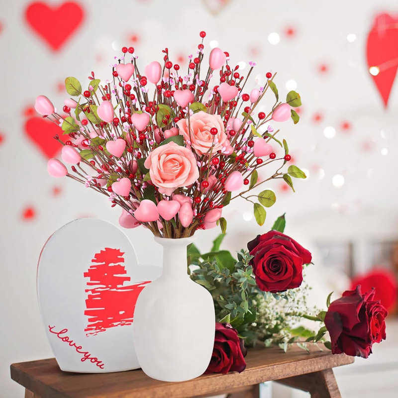 Paquet de 8 choix floraux de cœurs roses avec baies rouges et roses