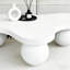 Table basse 46 po Funky Unique Modern Modern, table de salon abstraite à profil bas en bois de forme irrégulière avec pieds sphériques, tables centrales mignonnes, table à thé pour chambre à coucher, appartement, salon. Blanc.