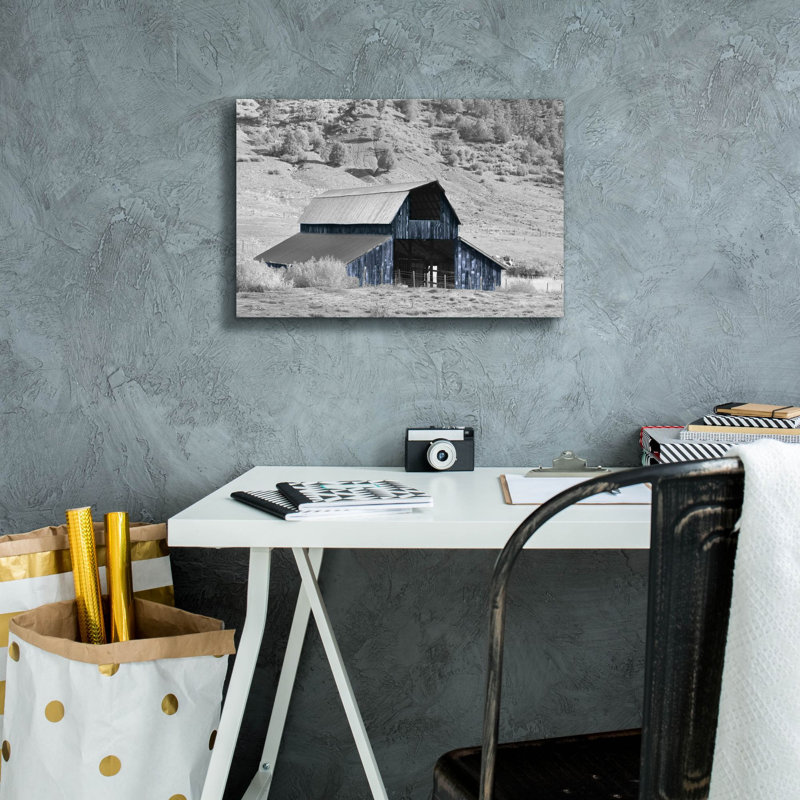«Blue Barn II» par Lori Deiter, estampe numérique sur toile, H 12 po x l 18 po x P 0,75 po