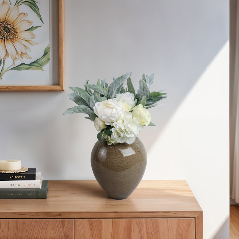 Vase moderne en céramique et en porcelaine avec embouchure sculptée et profil arrondi pour une décoration contemporaine