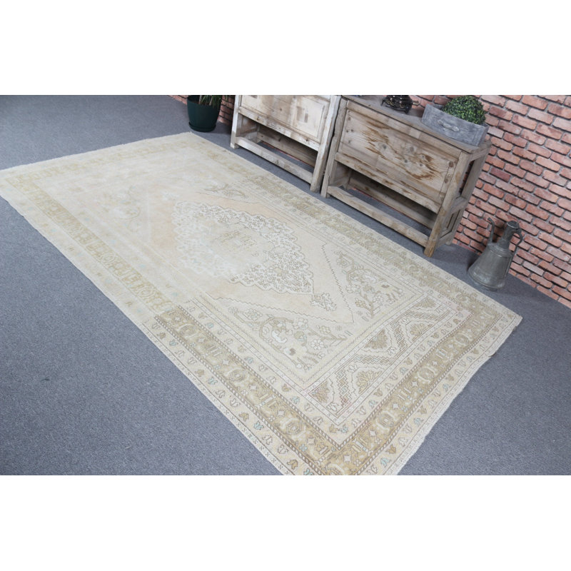 Élégant tapis turc rétro tissé à la main dans des tons beiges et jaunes avec des motifs complexes, idéal pour une décoration intérieure haut de gamme
