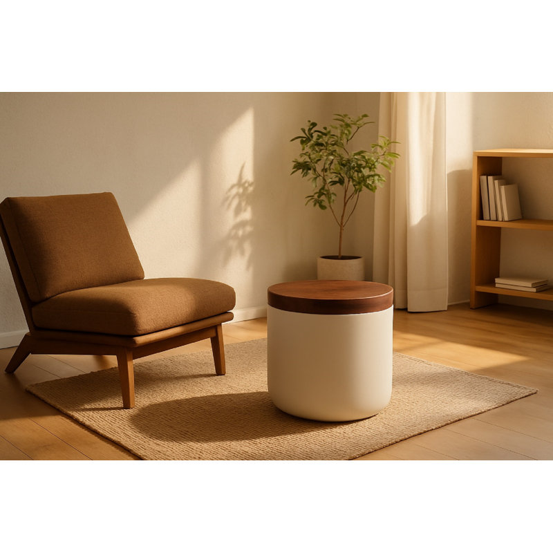 Table d'appoint en bois brun avec base en fer blanc