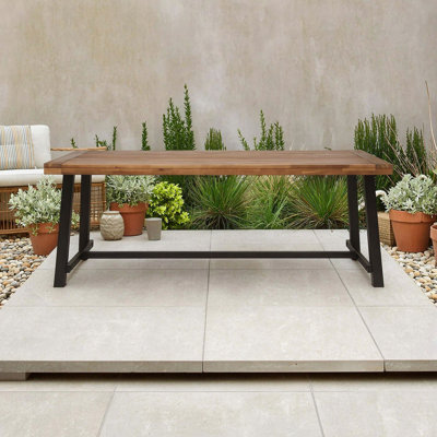 Table de salle à manger d'extérieur en bois d'acacia avec structure en métal, style industriel moderne.