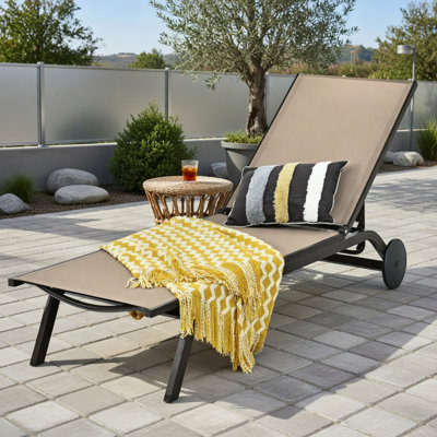 Méridienne d'extérieur réglable en aluminium - Méridienne inclinable à 6 positions pour le patio, la piscine et la cour arrière - Tissu brun avec détails gris / dossier