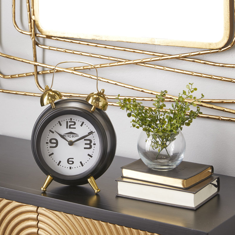 Horloge traditionnelle en acier inoxydable noir, H 10 po x l 7 po x P 3,6 po