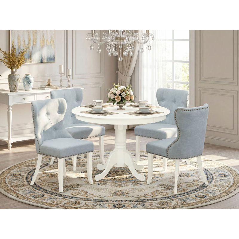 Cet ensemble de salle à manger 5 pièces comprend une table de salle à manger ronde avec piédestal et 4 chaises Parson rembourrées en tissu bleu bébé, lin blanc