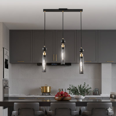 Un lustre suspendu moderne noir et or à trois lumières de 25 pouces avec des cordons de suspension réglables et des abat-jours cylindriques en maille (base E26). Idéal pour éclairer les salles à manger, les îlots de cuisine ou les salons (les ampoules ne sont pas incluses).