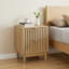 Table de chevet en chêne de style Mid-Modern avec grille et deux tiroirs. Convient aux chambres à coucher, aux couloirs et aux salons. Ensemble de deux tables d'appoint en bois