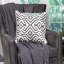 Coussin décoratif carré en coton gris et blanc 20 po Parkland Collection Vega-1761317103