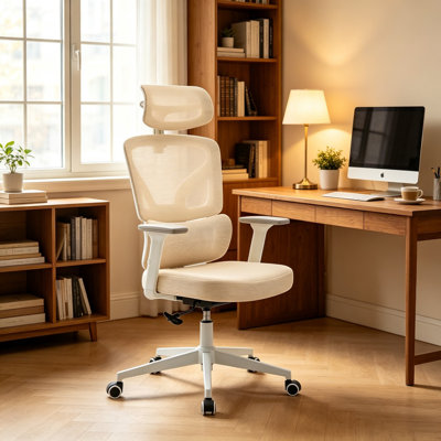 Fauteuil de bureau ergonomique inclinable à dossier haut avec appui-tête et accoudoirs réglables, pivotant et respirant, en maille, pour bureau à domicile, blanc et beige.
