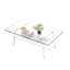 Table basse avec structure en verre trempé transparent et pieds en métal pour un salon élégant et polyvalent