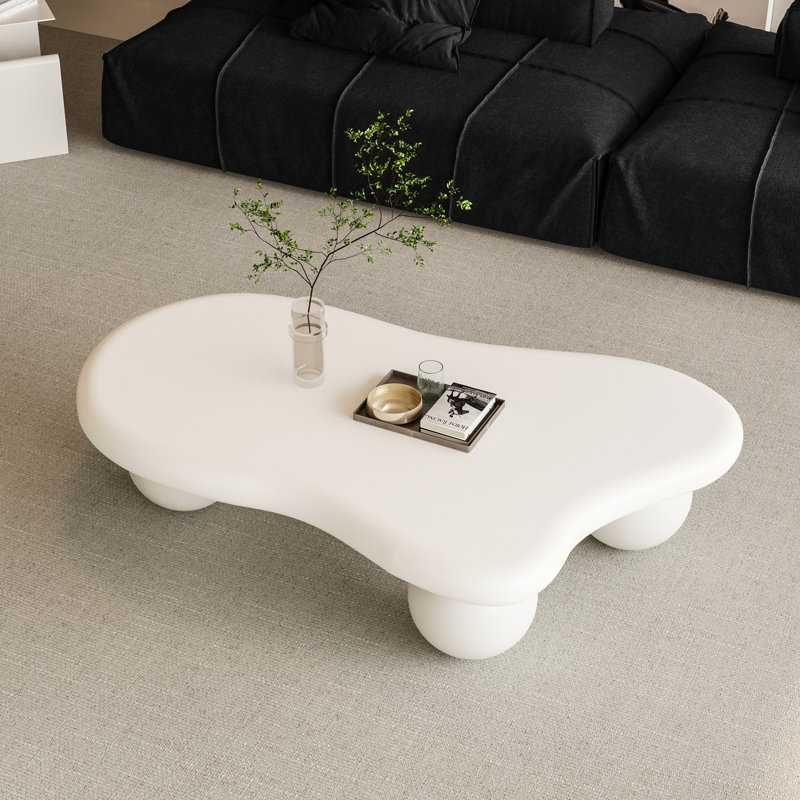 Table basse Cloud - Design blanc crème de 47 pouces pour le salon avec 3 pieds, plateau de table irrégulier, articles de bureau de grande taille, installation rapide dans la pièce, plateau magnifique, grand espace de rangement sur le bureau, long