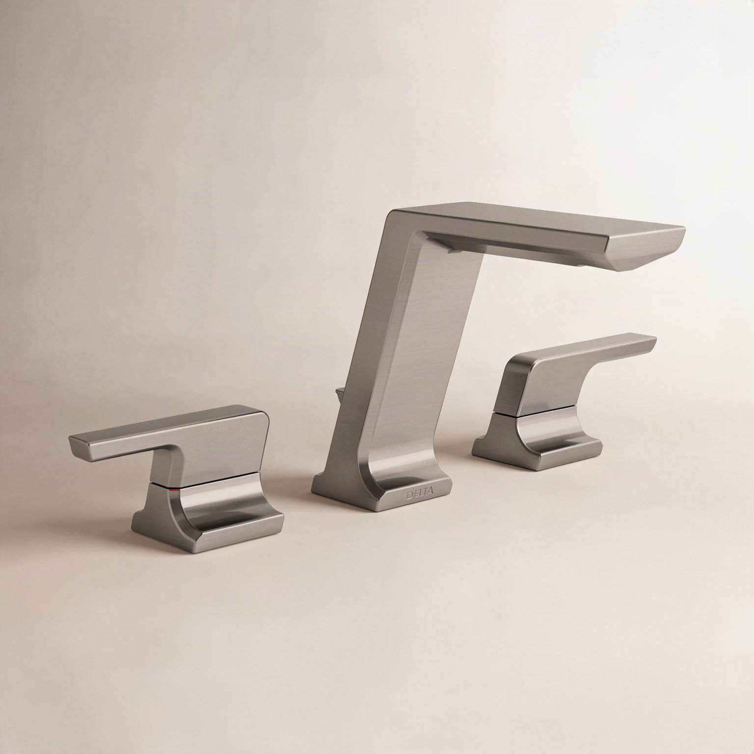 Pivotal® Widespread Bathroom Faucet with Drain, Bronze