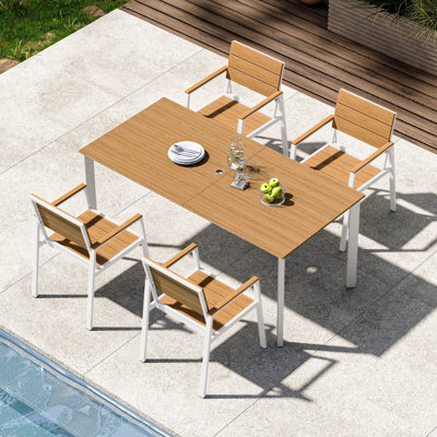 Ensemble de salle à manger d'extérieur en aluminium 5 pièces avec table de 170 cm (67 po) avec plateau imitation bois et trou pour parasol