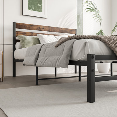 Lit plateforme avec lit en bois et tête de lit rustique