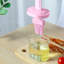 Bouteille d'eau, une brosse à huile et une brosse à huile-132051931