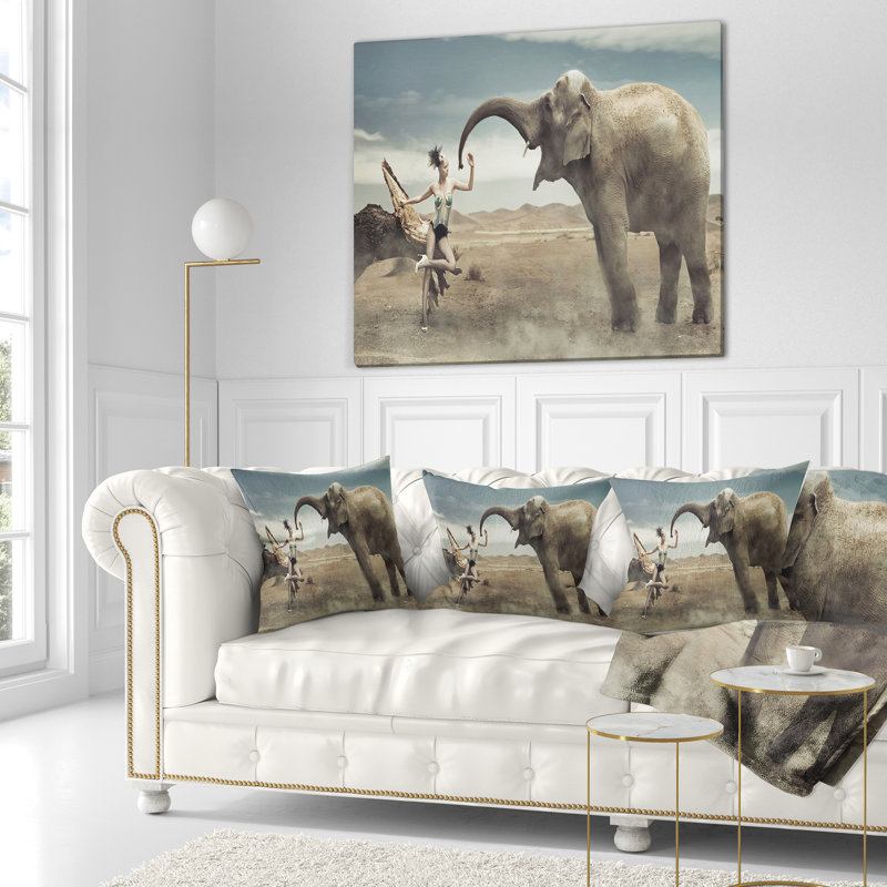 Femme avec éléphant, 16 po x 1 po, Coussin décoratif