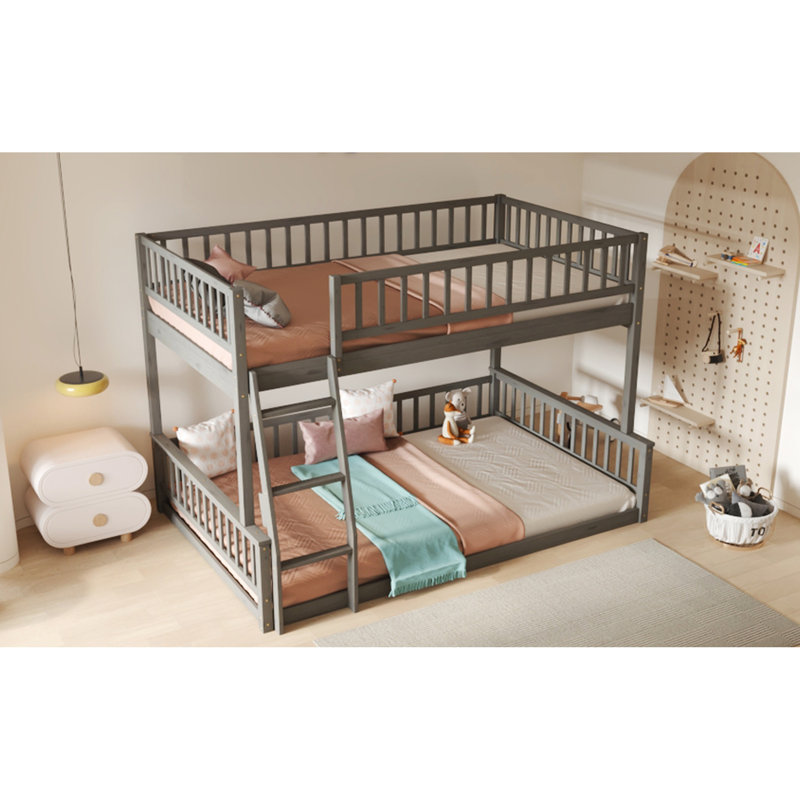 Lit double superposé au-dessus d'un grand lit double gris - Supporte les matelas sans glissières avec barrières de sécurité pour éviter les accidents pendant le sommeil