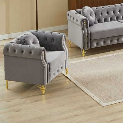Canapé Chesterfield en velours avec coussins ronds, clouté en cuivre et boutons capitonnés, avec pieds en métal. La conception en boucle permet de suspendre des ornements de dessins animés.