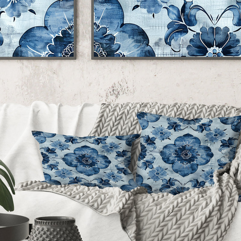Motif floral bleu bébé rustique I - coussin floral, H 16 po x l 16 po, Carrée
