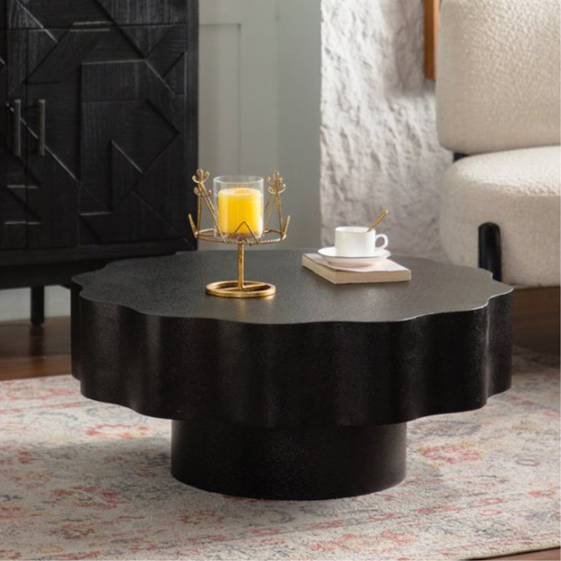 Table basse festonnée: forme unique à bord ondulé, pièce centrale élégante pour les espaces élégants., Black