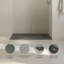 Receveur de douche rectangulaire extra-plat Lenora 122 cm x 81 cm avec bonde latérale dissimulée en calcaire cimenté-135101335