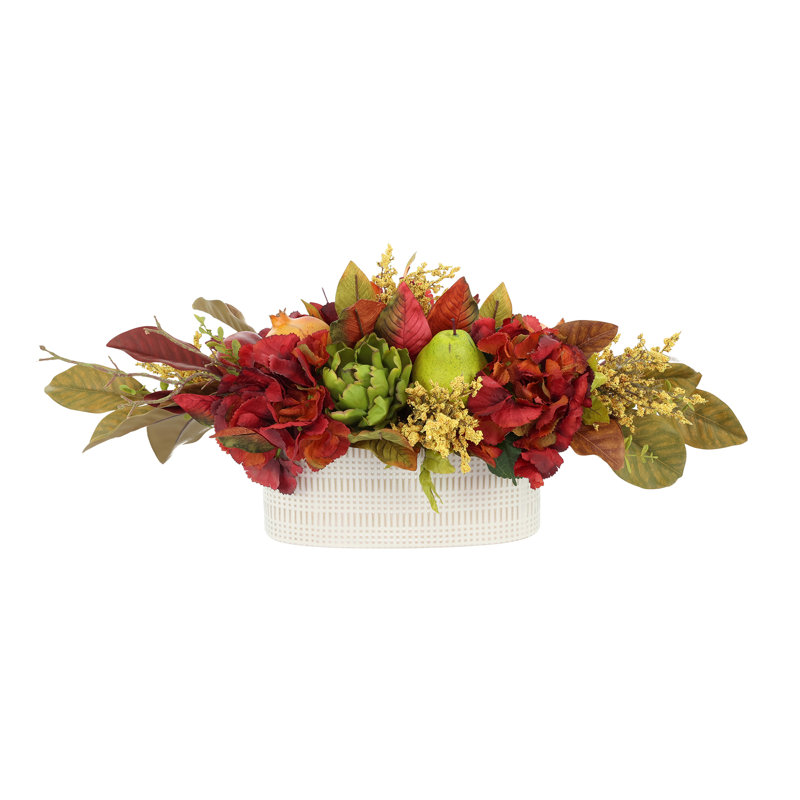 Arrangement d'automne avec hortensias, artichauts et astilbe