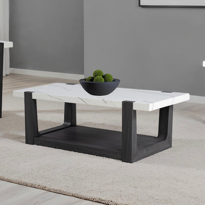 Table basse moderne 1 pièce de style contemporain avec plateau en faux marbre et deux tons au fini noir et blanc, salon principal
