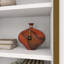 Vase en polystone avec détails en relief
