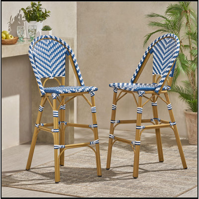 Tabouret de bar 29,5 po en rotin français d'extérieur, bleu marine et blanc, structure en aluminium avec finition en bambou (ensemble de 2)
