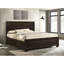 Lit King Size avec rangement et finition foncée, rainures noires naturelles, panneau encastré, style moderne et épuré, tiroirs latéraux, design minimaliste, profondeur visuelle, style organique