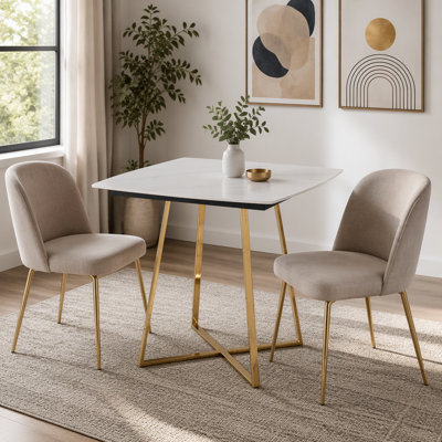 Table de salle à manger avec base en métal et plateau en céramique effet marbre