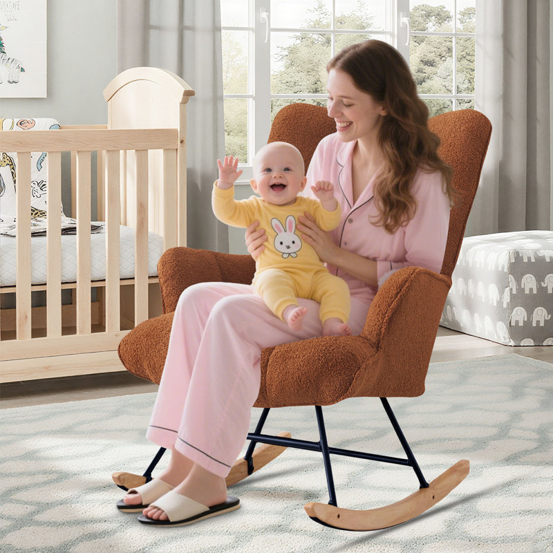Chaise berçante rembourrée à haut dossier avec pieds en bois massif Teddy, Brun