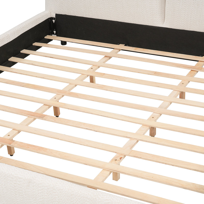 Lit plateforme capitonné bouclé, de format king, avec tête de lit incurvée de 20 cm d'épaisseur, pieds arrondis en hévéa massif et lattes en bois, sans sommier, beige