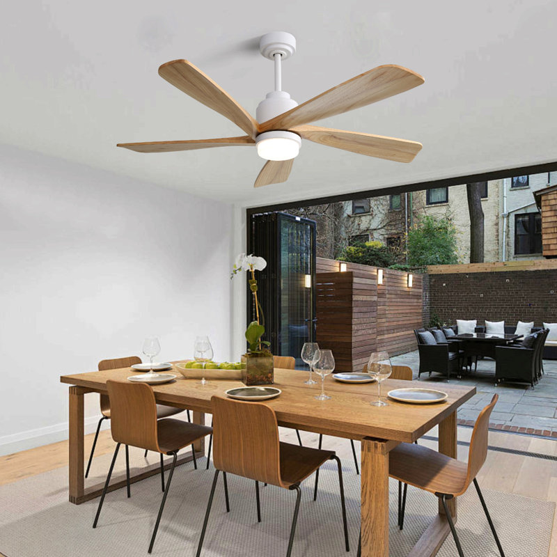 Ventilateur de plafond d'intérieur 52 pouces avec lumière à DEL à intensité variable et 5 pales en bois massif avec moteur à courant continu réversible et télécommande