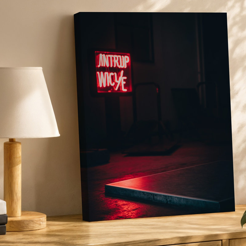 Reproduction d'art sur toile, "Sombre Moody", avec une pièce obscurcie avec une enseigne lumineuse au néon rouge