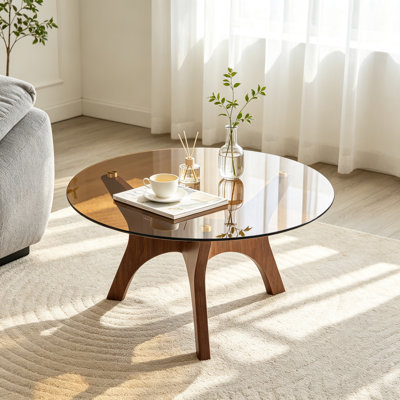 Table basse moderne de style Mid-Century de 80 cm (31,5 po), plateau en verre teinté thé, pieds incurvés en MDF brun noyer, support stable à trois griffes pour la maison et le bureau