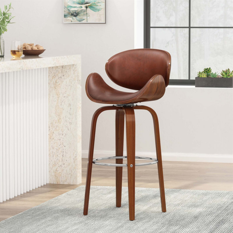 Tabouret pivotant rembourré de style Mid-Century avec structure en bois cintré et repose-pieds chromé, parfait pour les bars élégants
