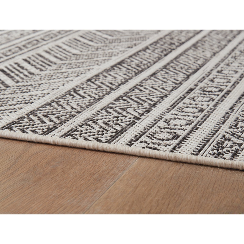 Tapis intérieur / extérieur gris tissé à la main Mccaw, Rectangle 5 pi 3 po x 7 pi 7 po