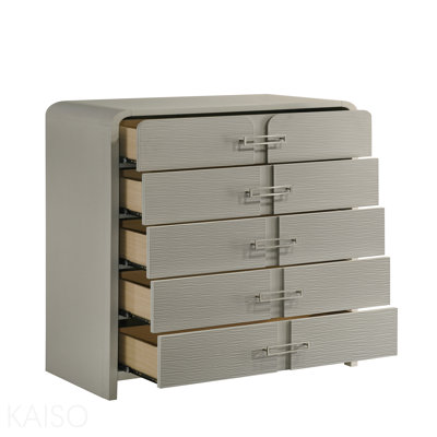 Commode contemporaine 5 tiroirs beige avec poignées en métal et glissières à roulement à billes
