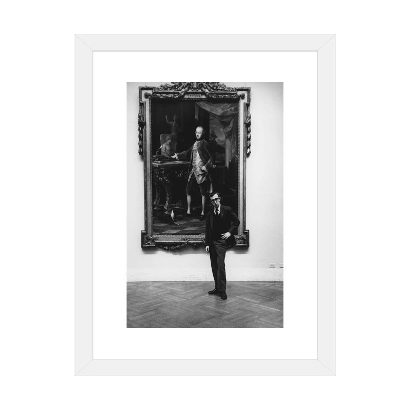 Woody Allen at the Met (NYC ,63) par Ruth Orkin - reproduction de photo, H 24 po x l 16 po x P 1 po, Papier encadré blanc